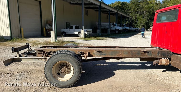 image for item MR9919 2000 International 4900  truck cab and chassis