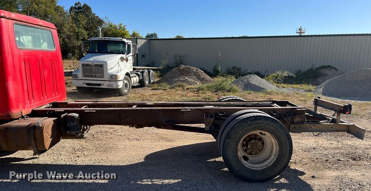 image for item MR9919 2000 International 4900  truck cab and chassis