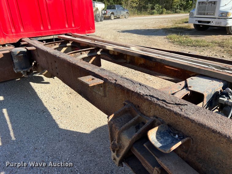 image for item MR9919 2000 International 4900  truck cab and chassis