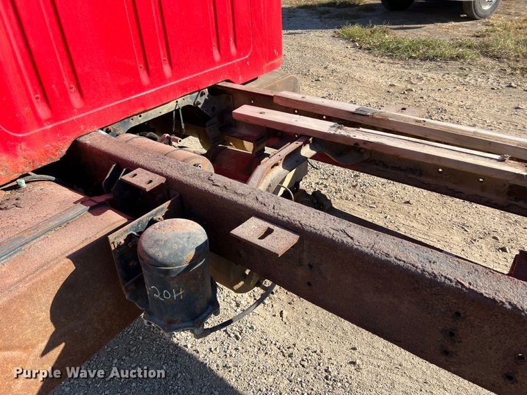 image for item MR9919 2000 International 4900  truck cab and chassis