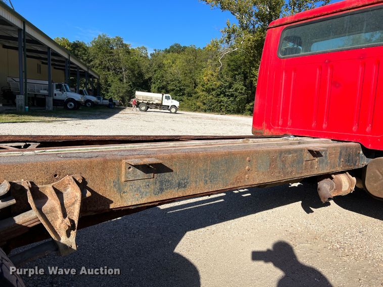 image for item MR9919 2000 International 4900  truck cab and chassis