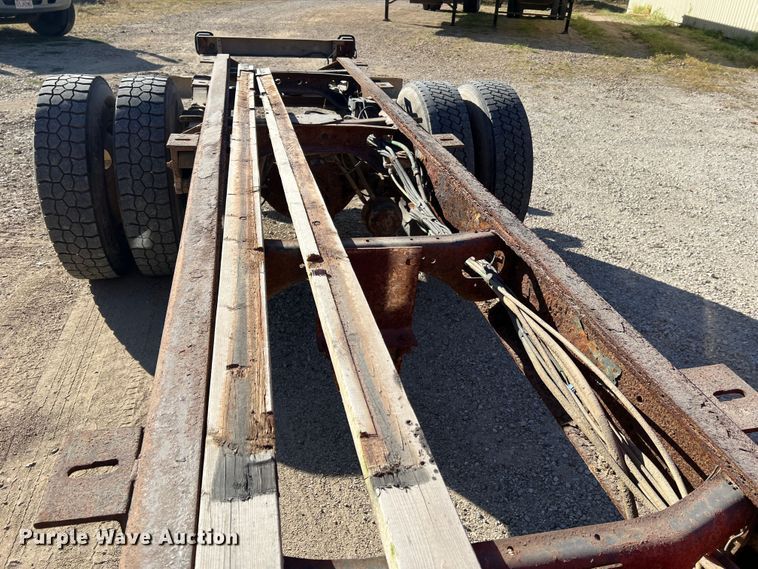 image for item MR9919 2000 International 4900  truck cab and chassis