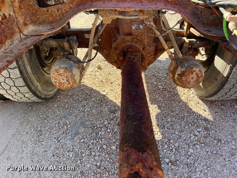 image for item MR9919 2000 International 4900  truck cab and chassis