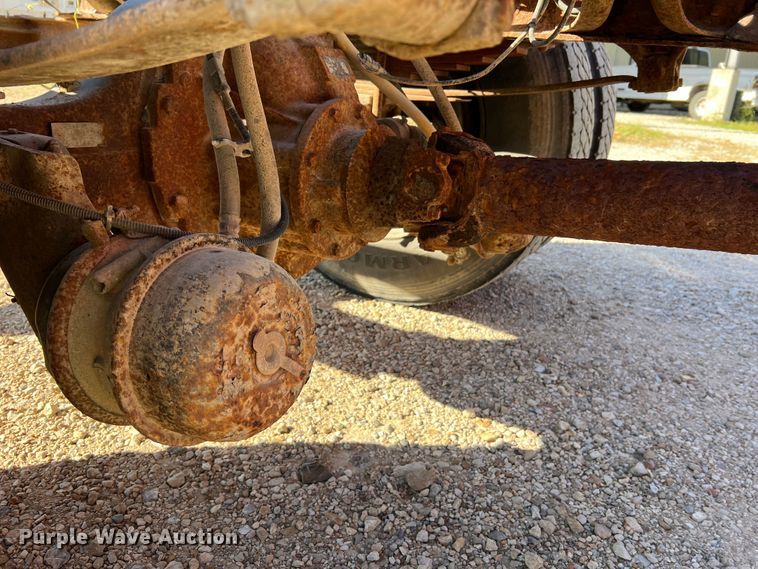 image for item MR9919 2000 International 4900  truck cab and chassis