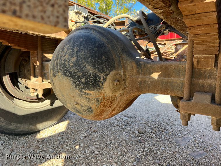 image for item MR9919 2000 International 4900  truck cab and chassis