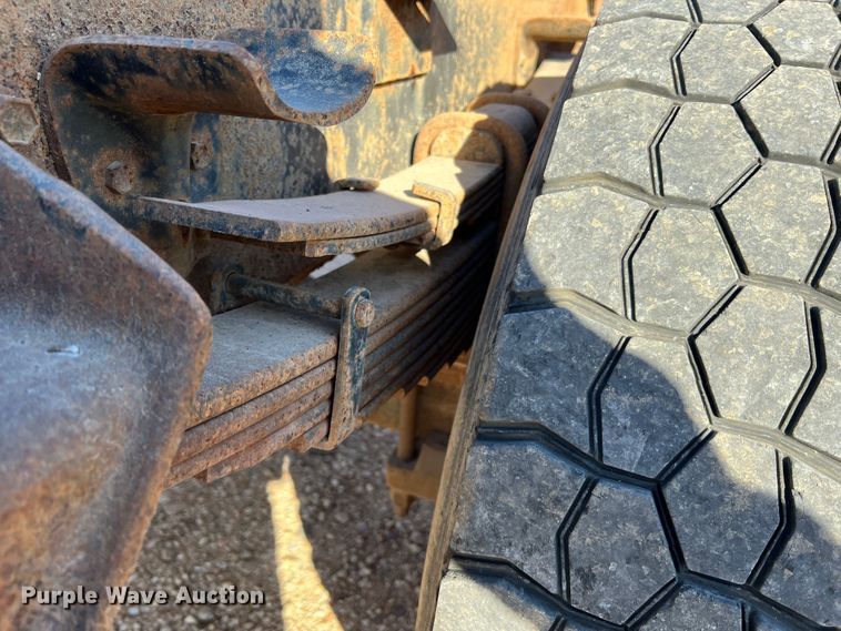 image for item MR9919 2000 International 4900  truck cab and chassis