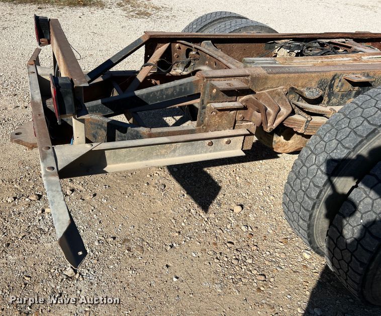 image for item MR9919 2000 International 4900  truck cab and chassis