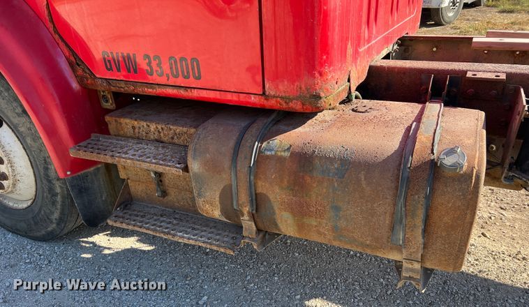 image for item MR9919 2000 International 4900  truck cab and chassis