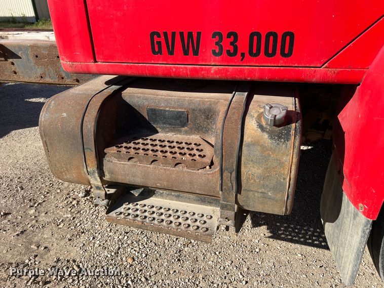 image for item MR9919 2000 International 4900  truck cab and chassis