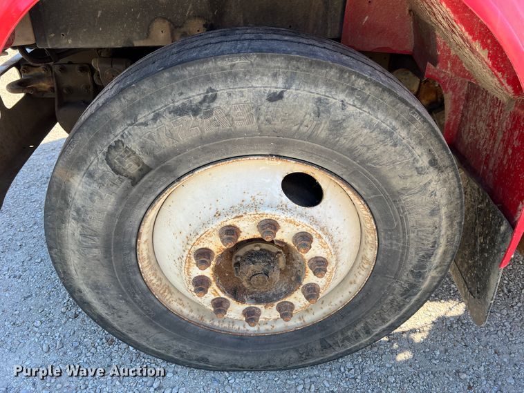 image for item MR9919 2000 International 4900  truck cab and chassis