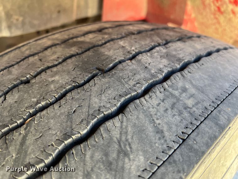 image for item MR9919 2000 International 4900  truck cab and chassis