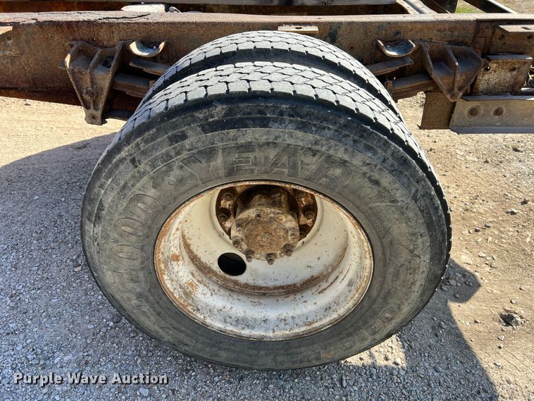 image for item MR9919 2000 International 4900  truck cab and chassis