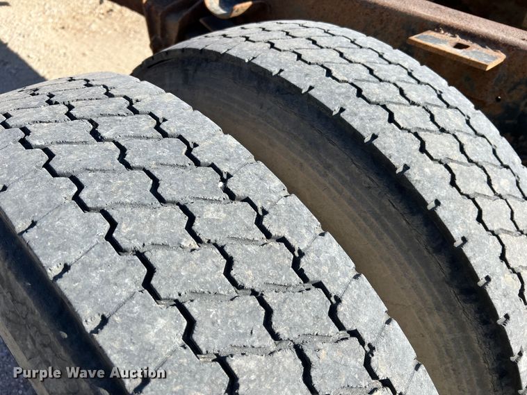 image for item MR9919 2000 International 4900  truck cab and chassis