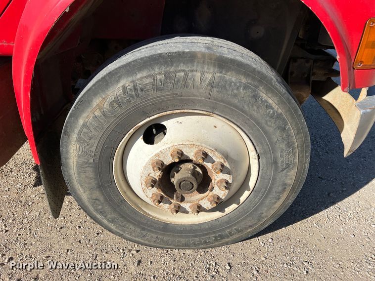 image for item MR9919 2000 International 4900  truck cab and chassis