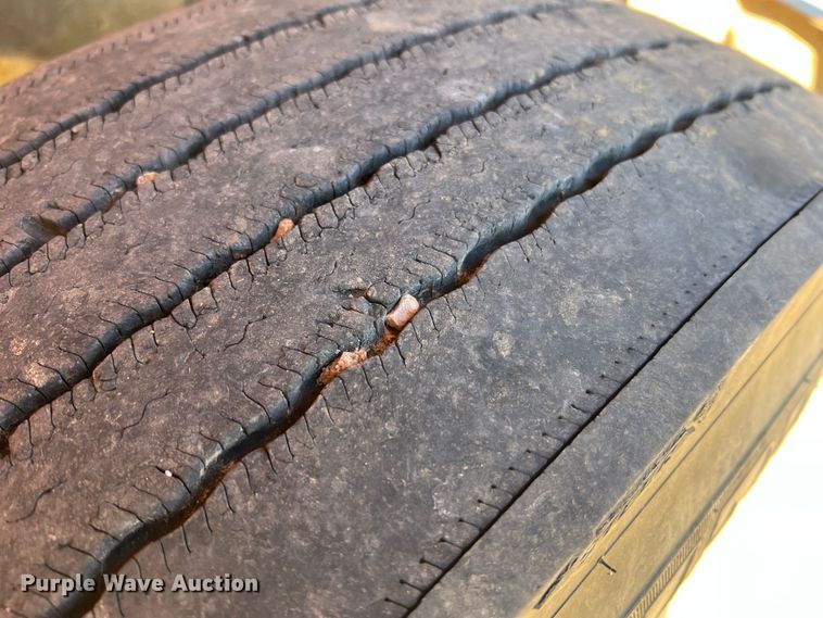 image for item MR9919 2000 International 4900  truck cab and chassis