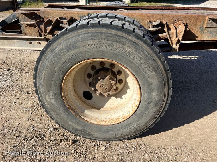 image for item MR9919 2000 International 4900  truck cab and chassis