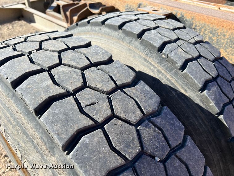 image for item MR9919 2000 International 4900  truck cab and chassis