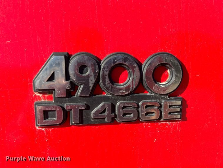 image for item MR9919 2000 International 4900  truck cab and chassis