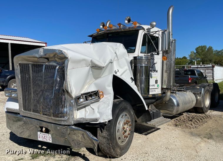 image for item MU9102 1996 Peterbilt 379  truck cab and chassis