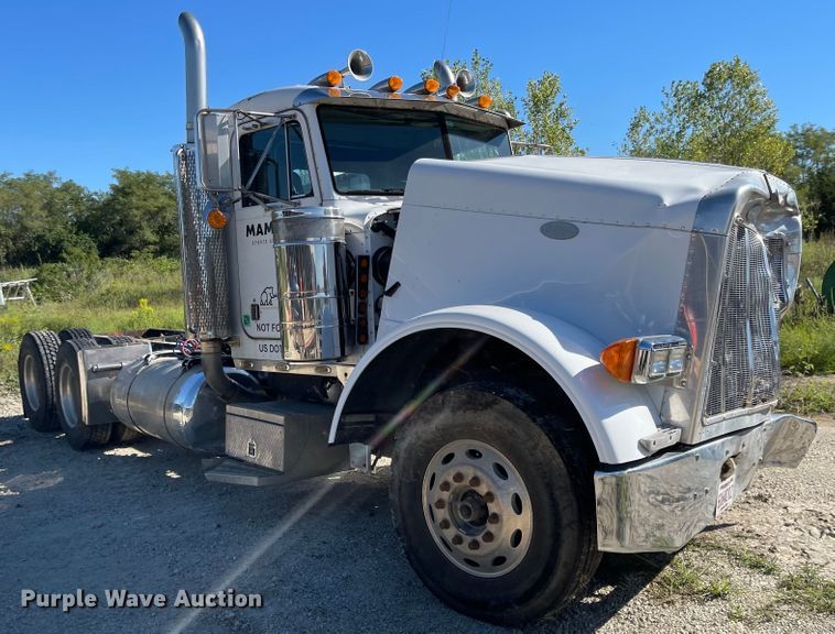 image for item MU9102 1996 Peterbilt 379  truck cab and chassis