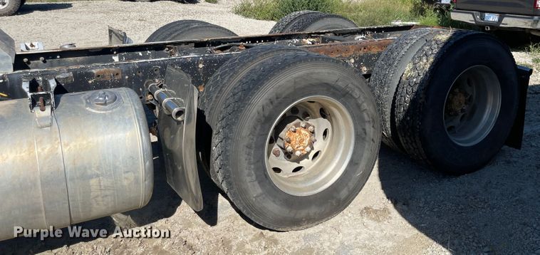 image for item MU9102 1996 Peterbilt 379  truck cab and chassis