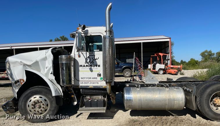 image for item MU9102 1996 Peterbilt 379  truck cab and chassis