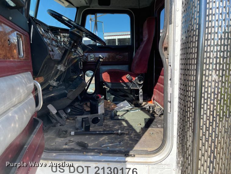 image for item MU9102 1996 Peterbilt 379  truck cab and chassis