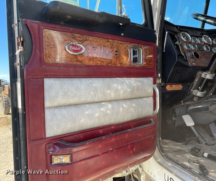 image for item MU9102 1996 Peterbilt 379  truck cab and chassis