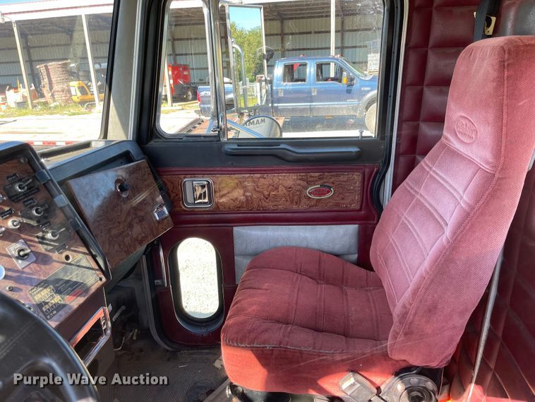 image for item MU9102 1996 Peterbilt 379  truck cab and chassis