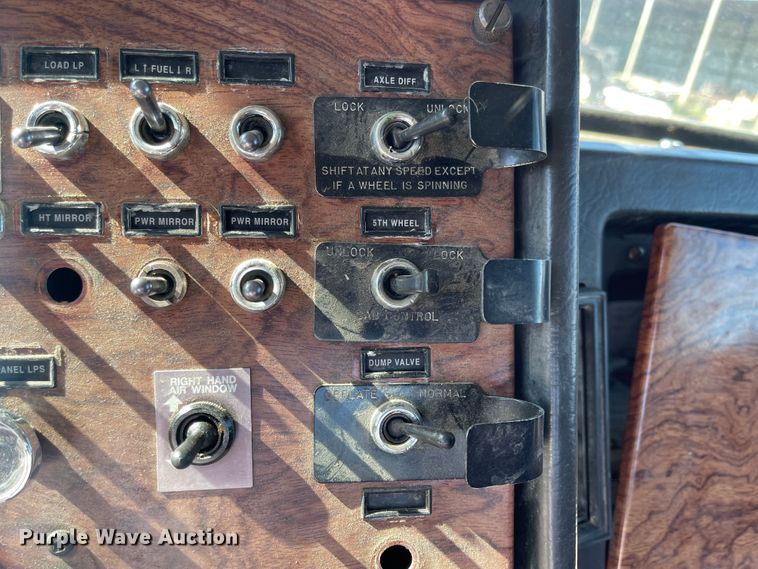 image for item MU9102 1996 Peterbilt 379  truck cab and chassis