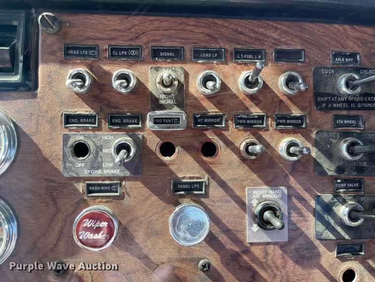 image for item MU9102 1996 Peterbilt 379  truck cab and chassis