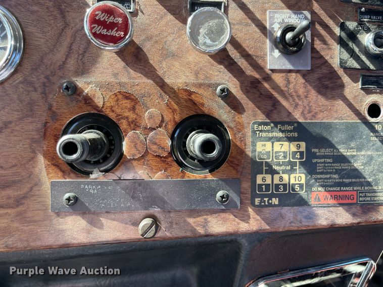 image for item MU9102 1996 Peterbilt 379  truck cab and chassis