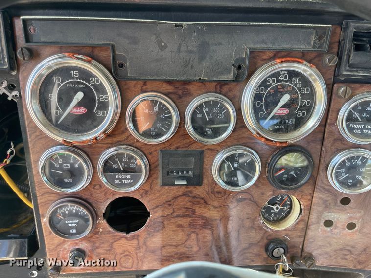 image for item MU9102 1996 Peterbilt 379  truck cab and chassis