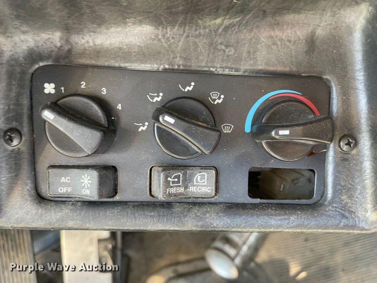 image for item MU9102 1996 Peterbilt 379  truck cab and chassis