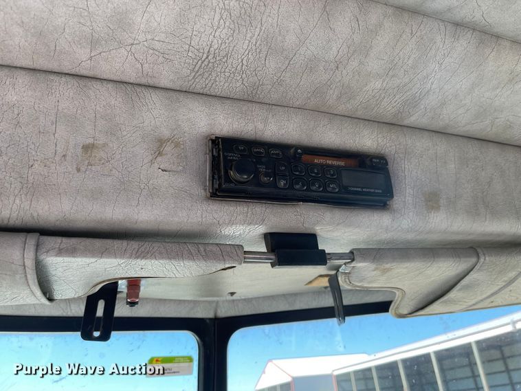 image for item MU9102 1996 Peterbilt 379  truck cab and chassis