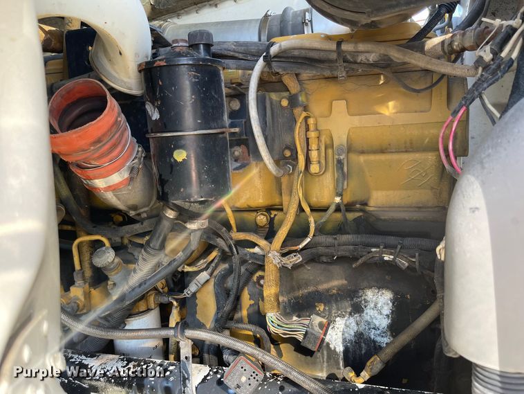 image for item MU9102 1996 Peterbilt 379  truck cab and chassis