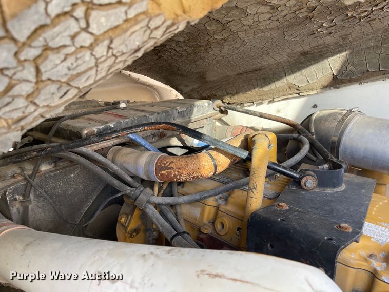 image for item MU9102 1996 Peterbilt 379  truck cab and chassis