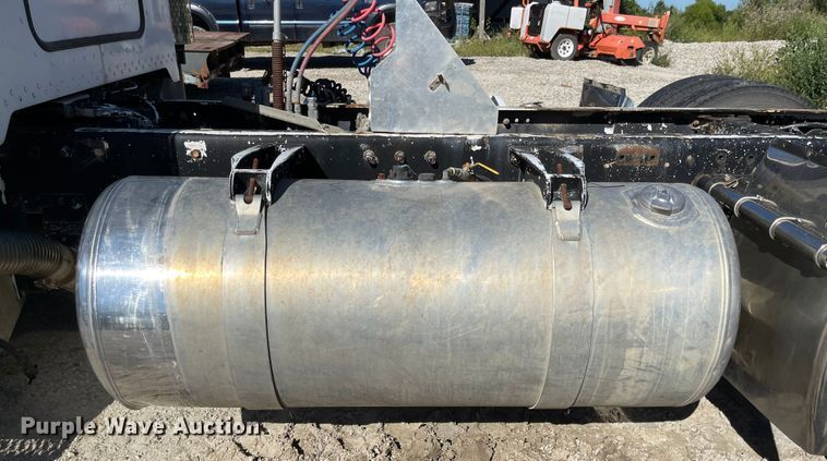 image for item MU9102 1996 Peterbilt 379  truck cab and chassis