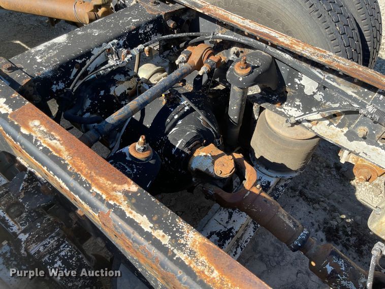 image for item MU9102 1996 Peterbilt 379  truck cab and chassis