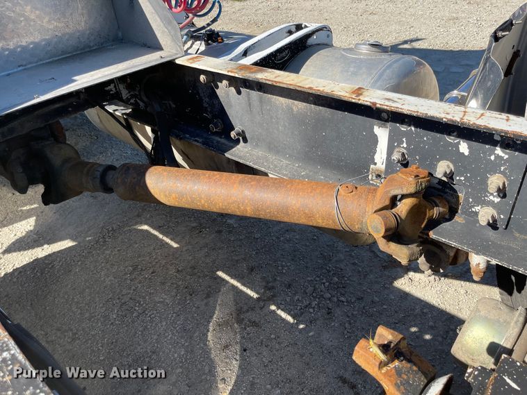 image for item MU9102 1996 Peterbilt 379  truck cab and chassis