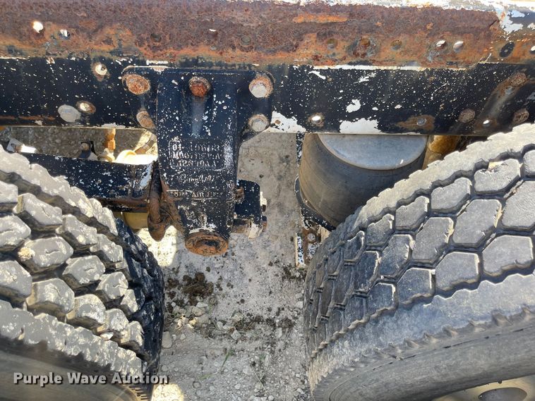 image for item MU9102 1996 Peterbilt 379  truck cab and chassis