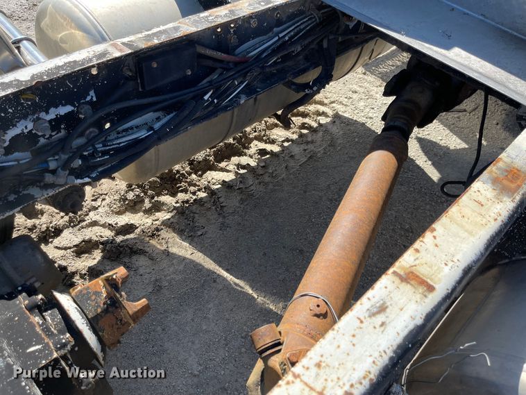 image for item MU9102 1996 Peterbilt 379  truck cab and chassis