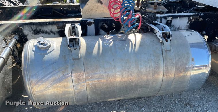 image for item MU9102 1996 Peterbilt 379  truck cab and chassis