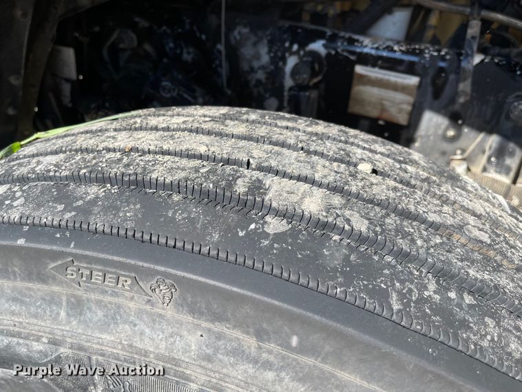 image for item MU9102 1996 Peterbilt 379  truck cab and chassis