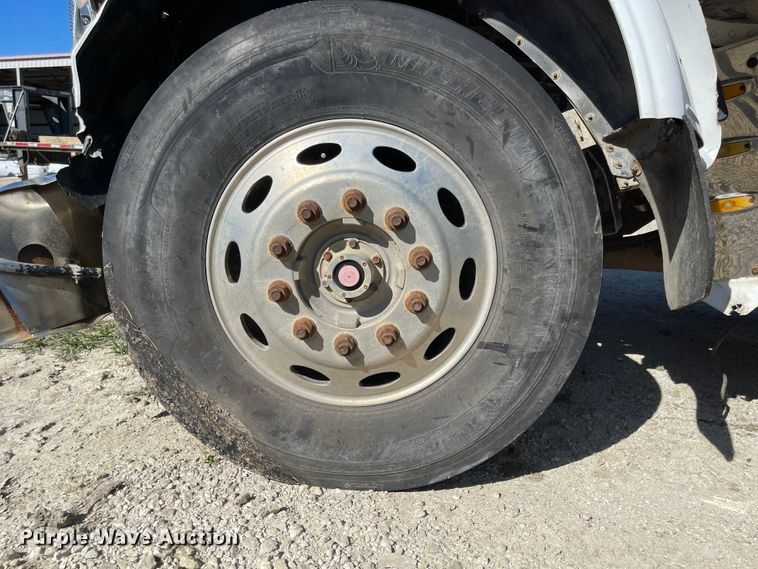 image for item MU9102 1996 Peterbilt 379  truck cab and chassis