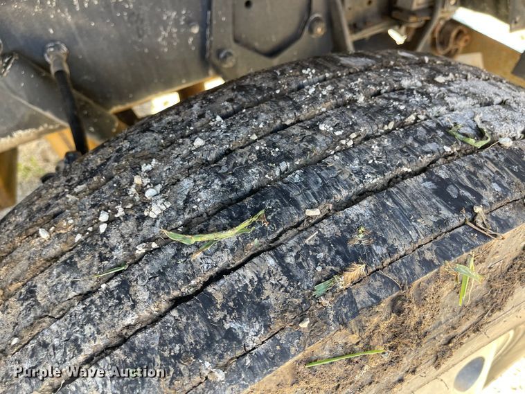 image for item MU9102 1996 Peterbilt 379  truck cab and chassis