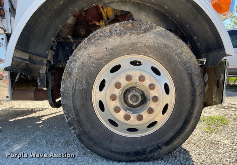 image for item MU9102 1996 Peterbilt 379  truck cab and chassis