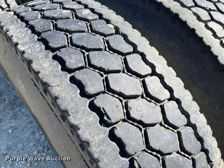 image for item MU9102 1996 Peterbilt 379  truck cab and chassis