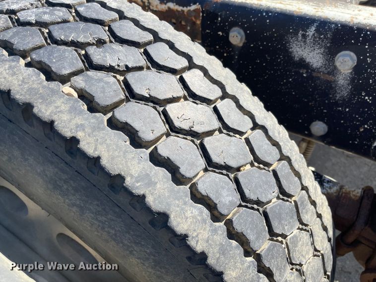 image for item MU9102 1996 Peterbilt 379  truck cab and chassis