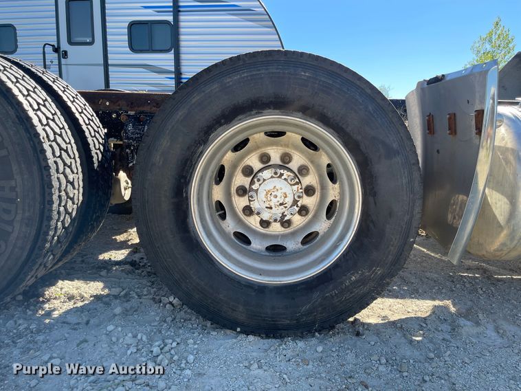 image for item MU9102 1996 Peterbilt 379  truck cab and chassis